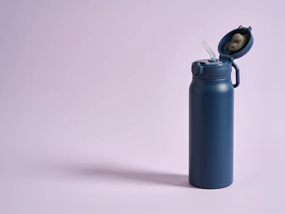 Flip-straw carry bottle — Polypropylene body and lid; silicone straw and seal